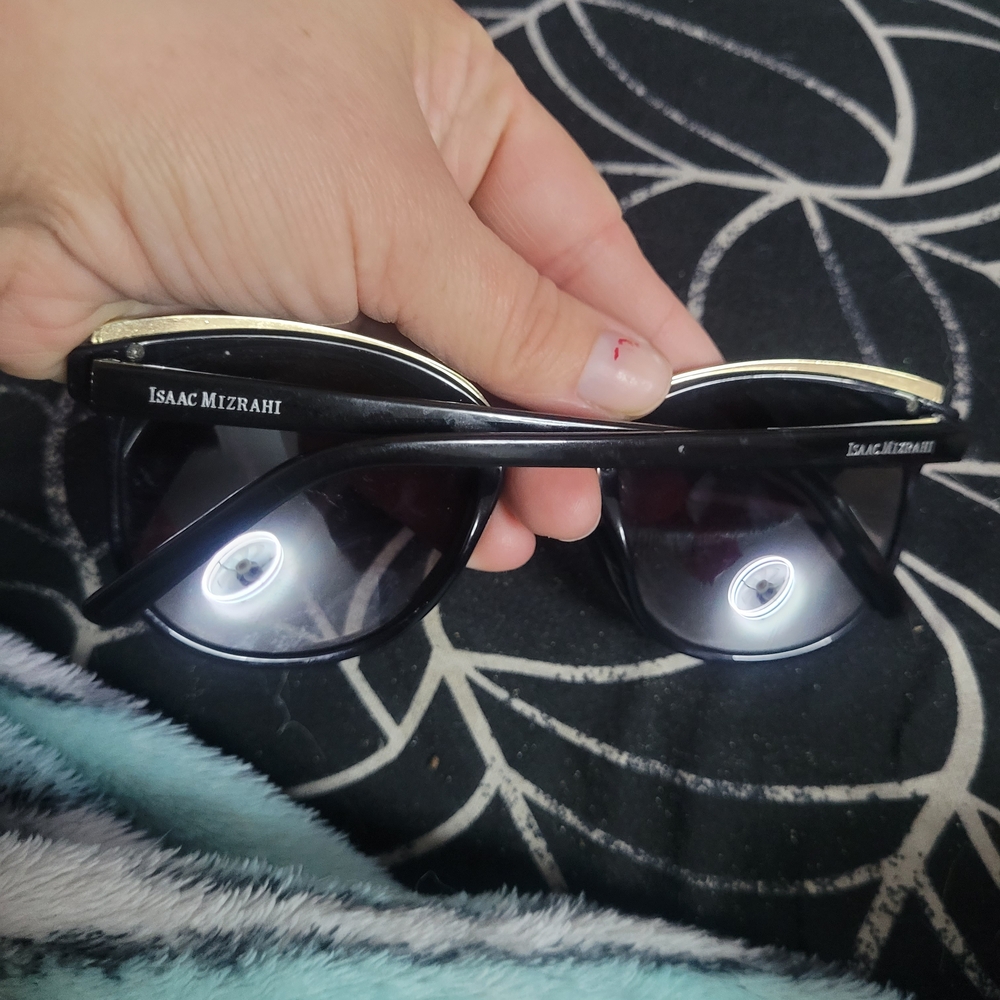 Elegant Black Sunglasses - Picture 5 of 5